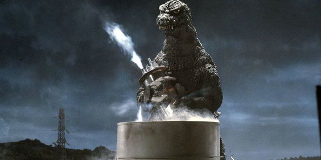 يستعد غودزيلا لتناول وجبة خفيفة من المفاعل النووي في فيلم The Return of Godzilla